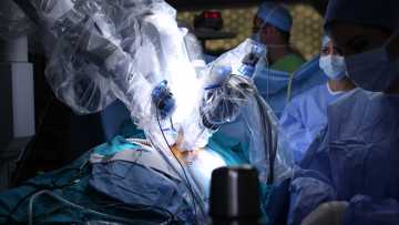 Ärzte bei einer Operation mit einem Roboter
